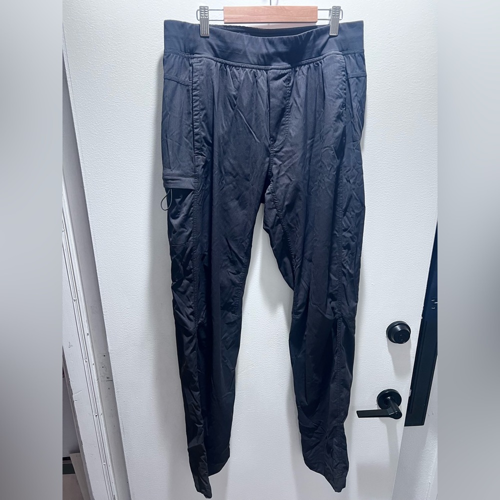 Lululemon Men’s Athletica Black Cargo Pants Relaxed Fit size Large EUC